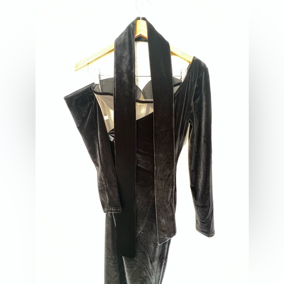 Classic black velvet 4 piece dress. XS - Picture 10 of 15